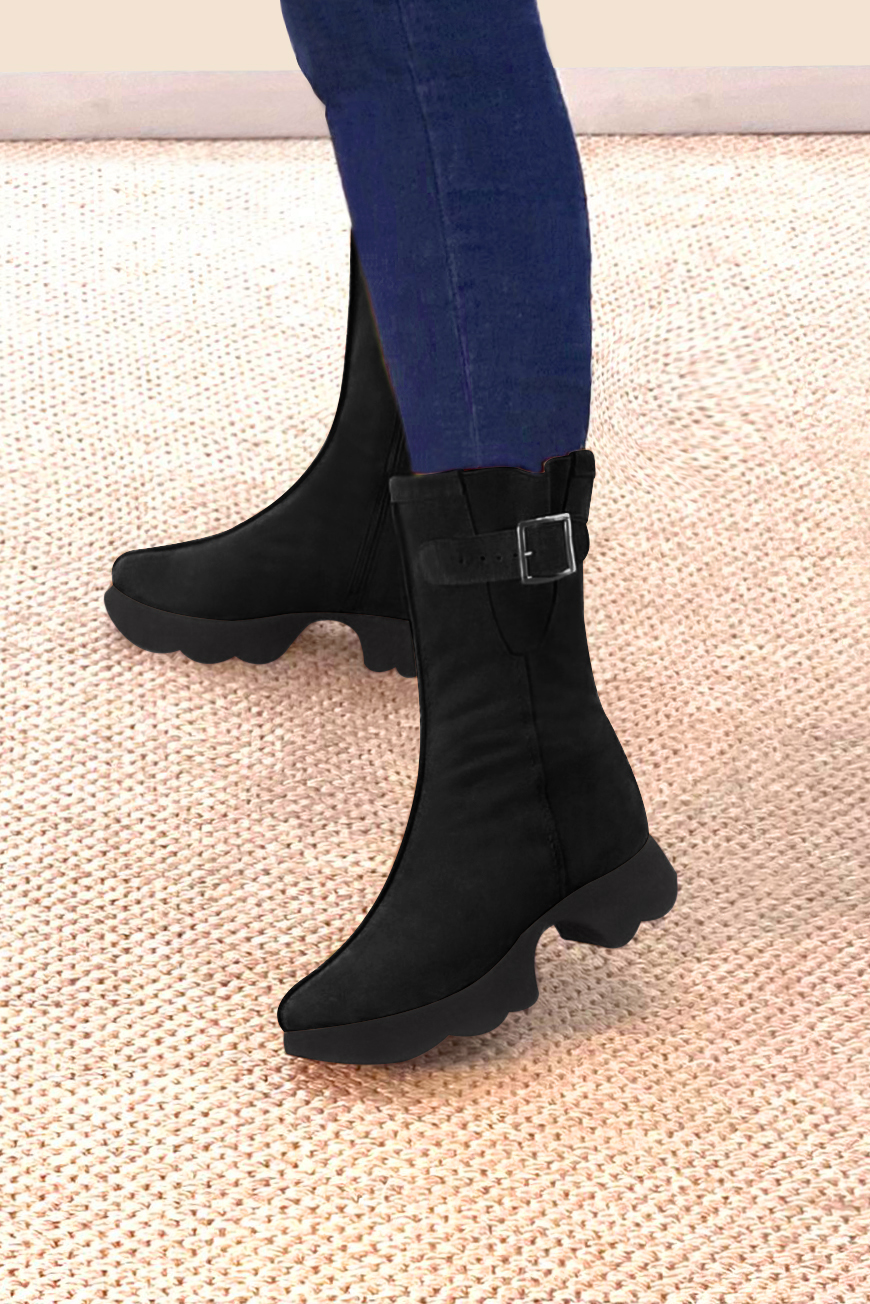 Matt black women's ankle boots with a zip on the inside. Round toe. Low rubber soles. Top view - Florence KOOIJMAN